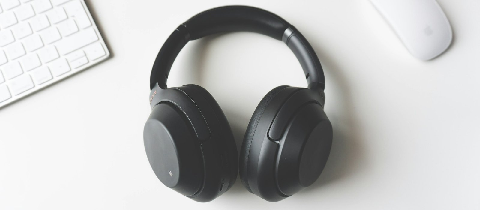Wireless headphones on white desk (Unsplash, Tomasz Gawlowski)